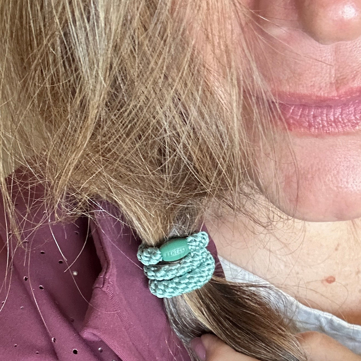 KKNEKKI Faded Green hair elastic on woman's brunette ponytail