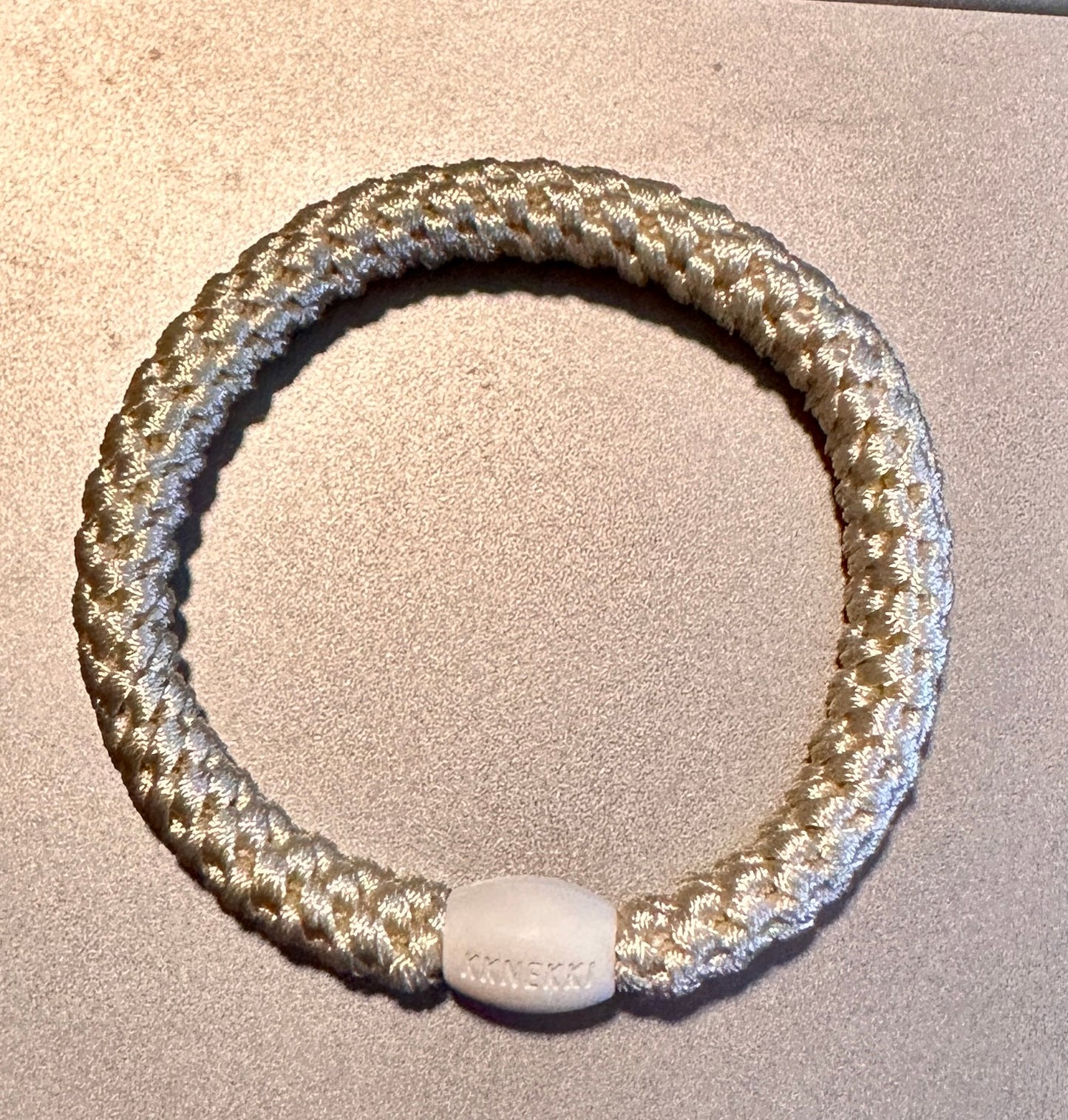 KKNEKKI Linen hair elastic on silver/grey background
