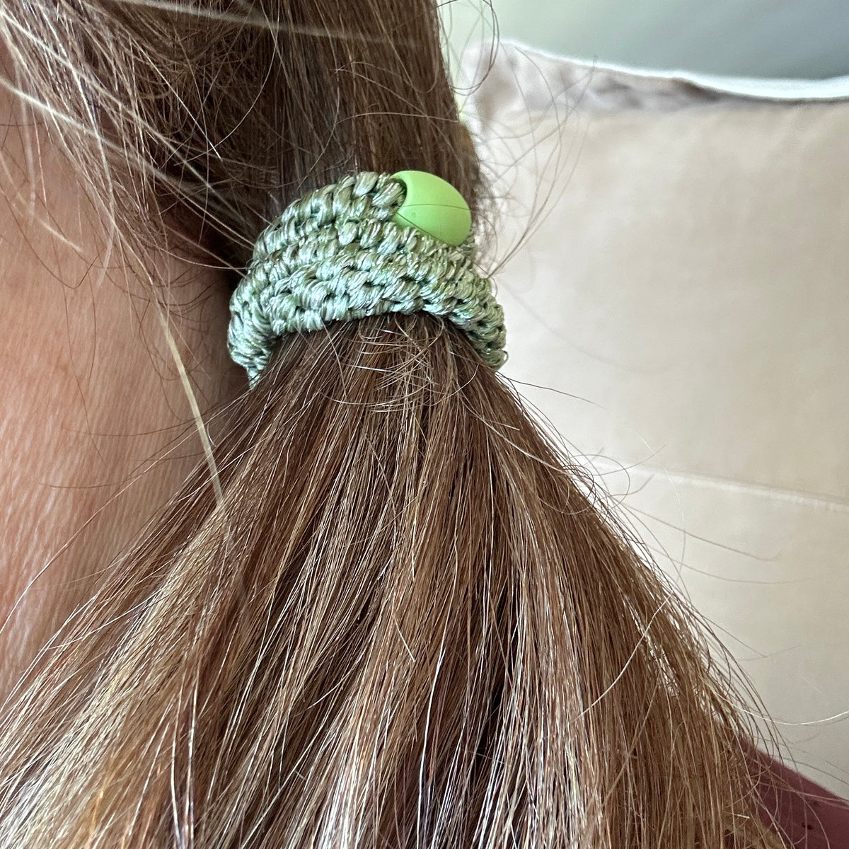KKNEKKI Sparkling Green Glitter hair elastic in women's brown ponytail