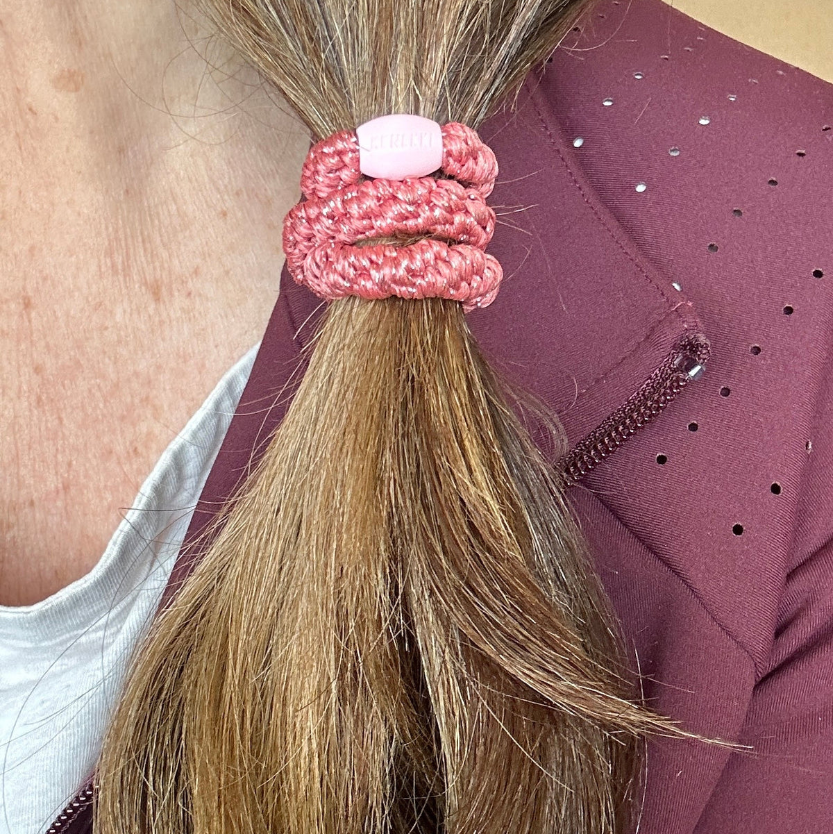 KKNEKKI Coral Glitter hair elastic on brunette side ponytail