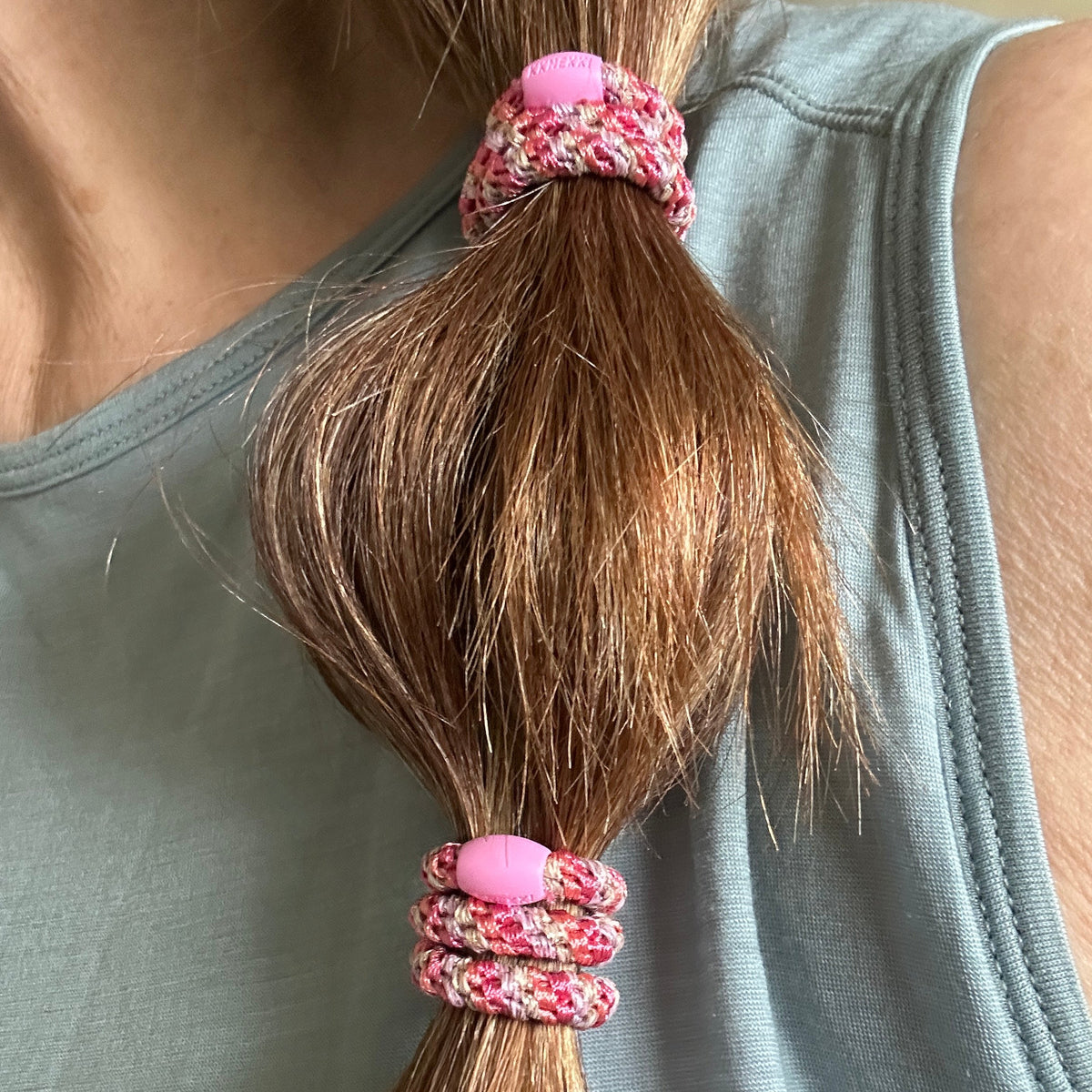 KKNEKKI Slim Mix Raspberry-Pomerant hair elastic in long brown hair style