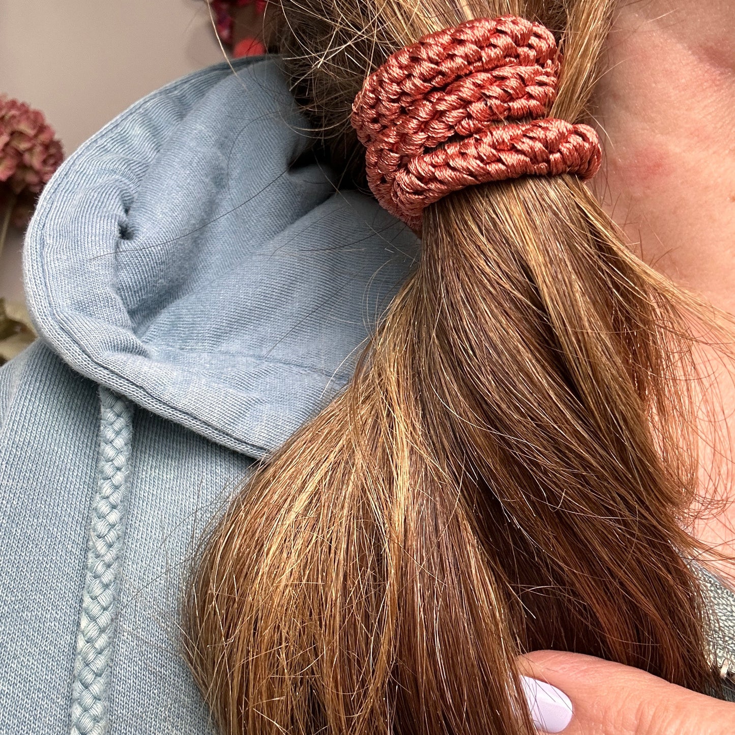KKNEKKI Terracotta hair elastic on human hair model